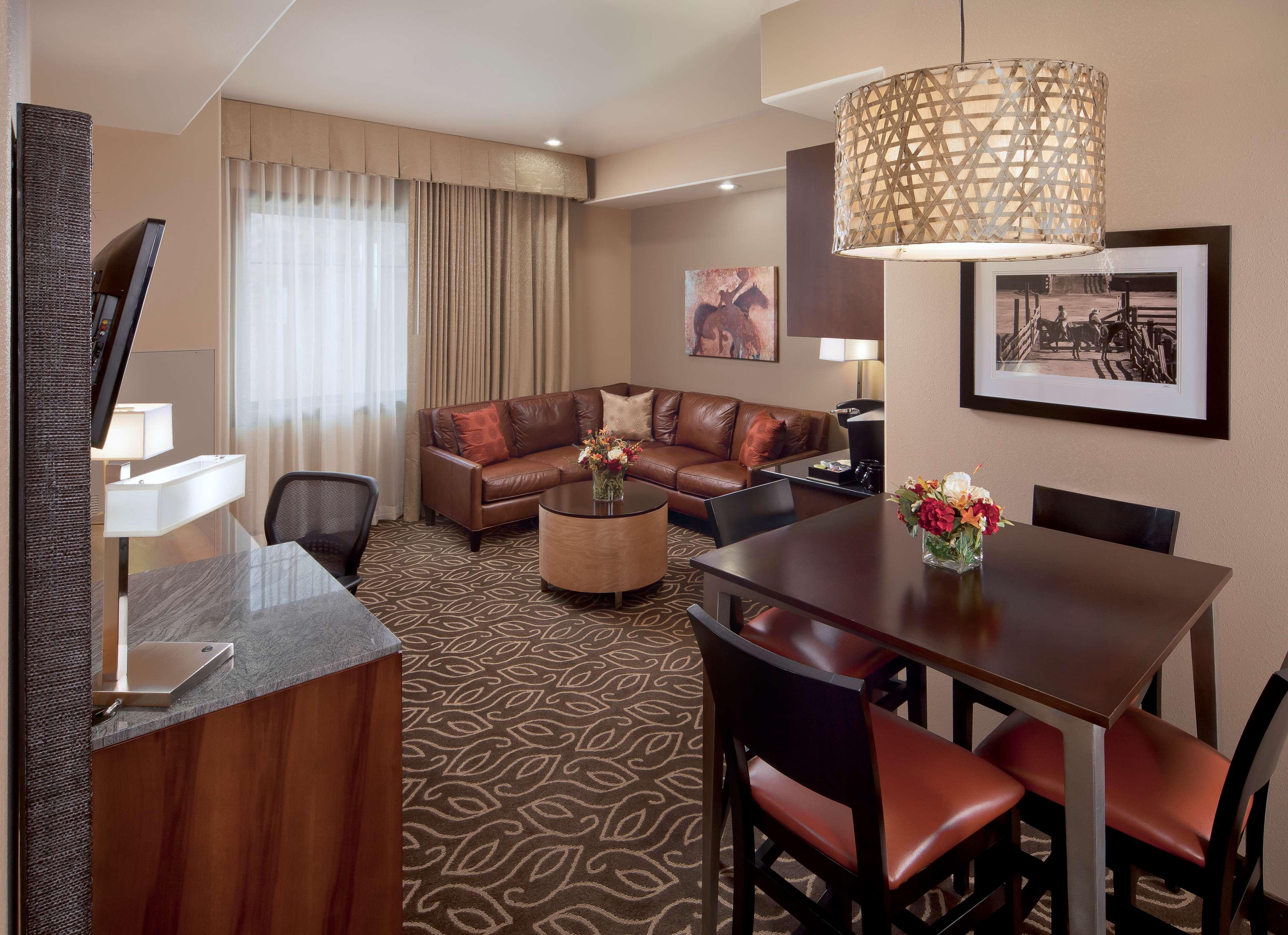 Best Western Premier Ivy Inn & Suites Cody Room photo